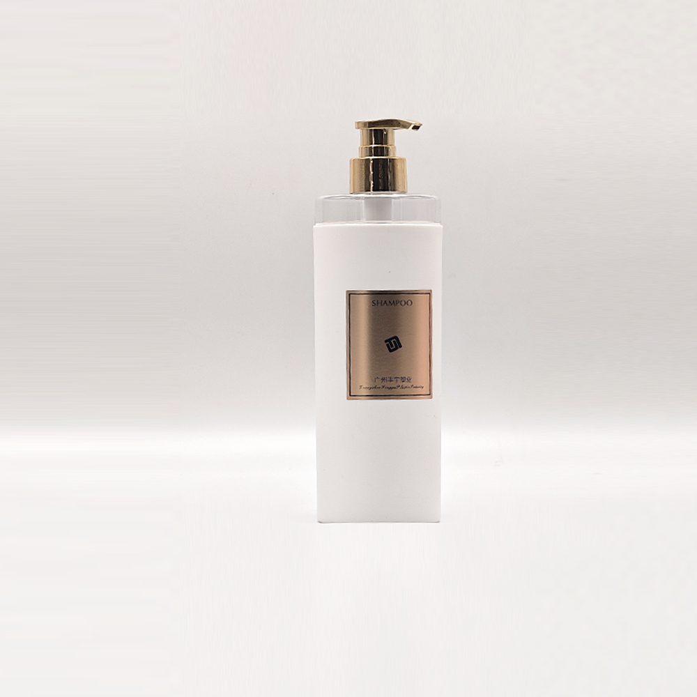 Matte‑White Cylindrical PET Pump Bottles | Luxury Gold‑Accent Personal‑Care Containers - Imagen 4