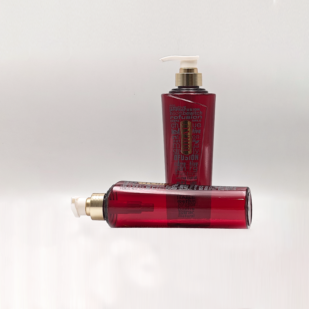 Wine‑Red Slanted Faceted PET Bottle With White‑Gold Pump | Luxury Personal Care Packaging - Imagem 2