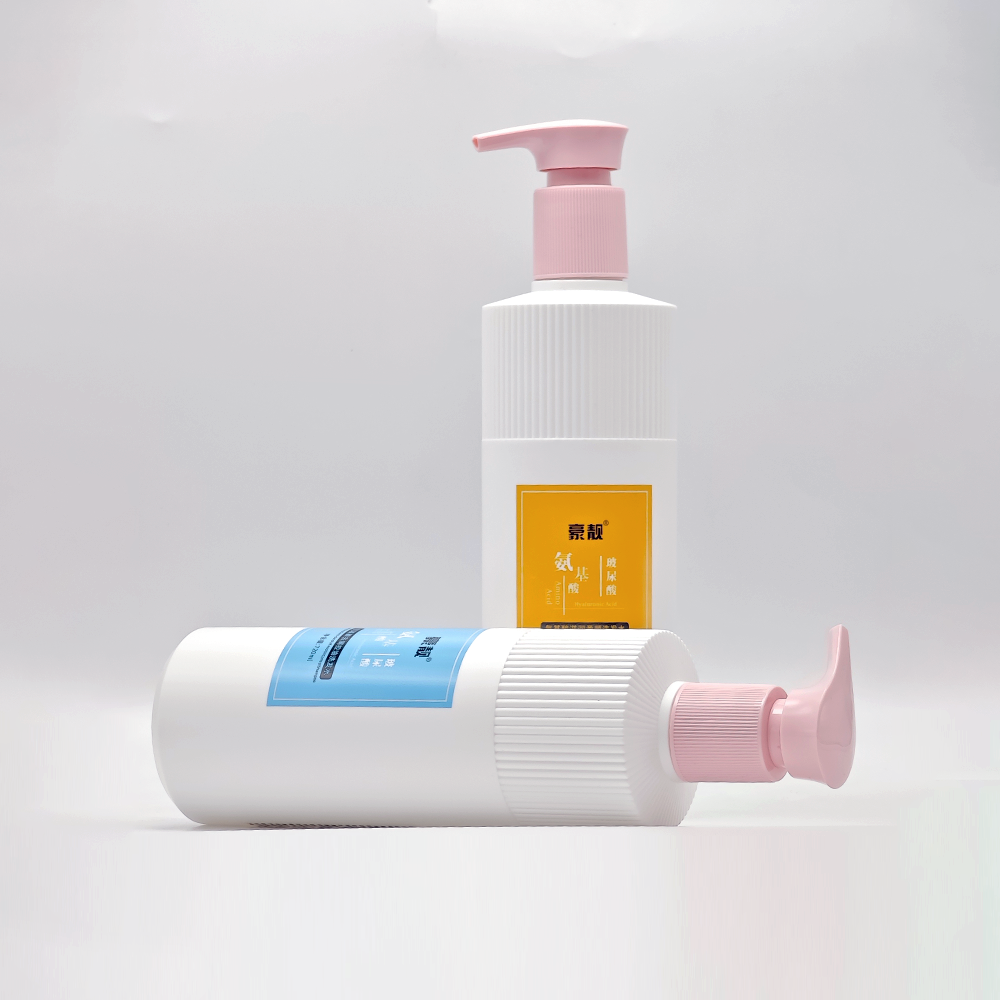 Custom White Cosmetic Pump Bottle With Vertical Stripes, Plastic Dispenser Bottle for Shampoo Conditioner Body Lotion - الصورة 2