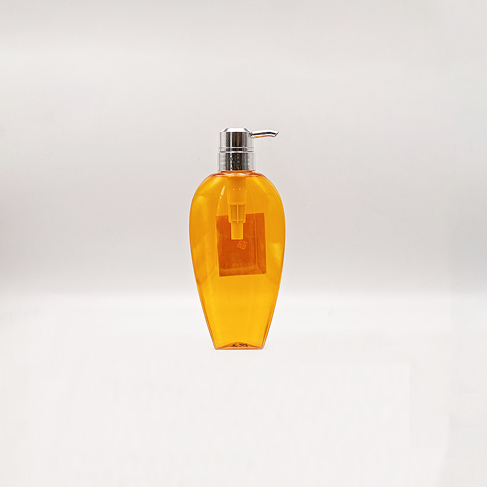 Elegant Curved Amber‑Yellow PET Bottle, Silver Pump Dispenser for Shampoo & Shower Gel - Imagen 4