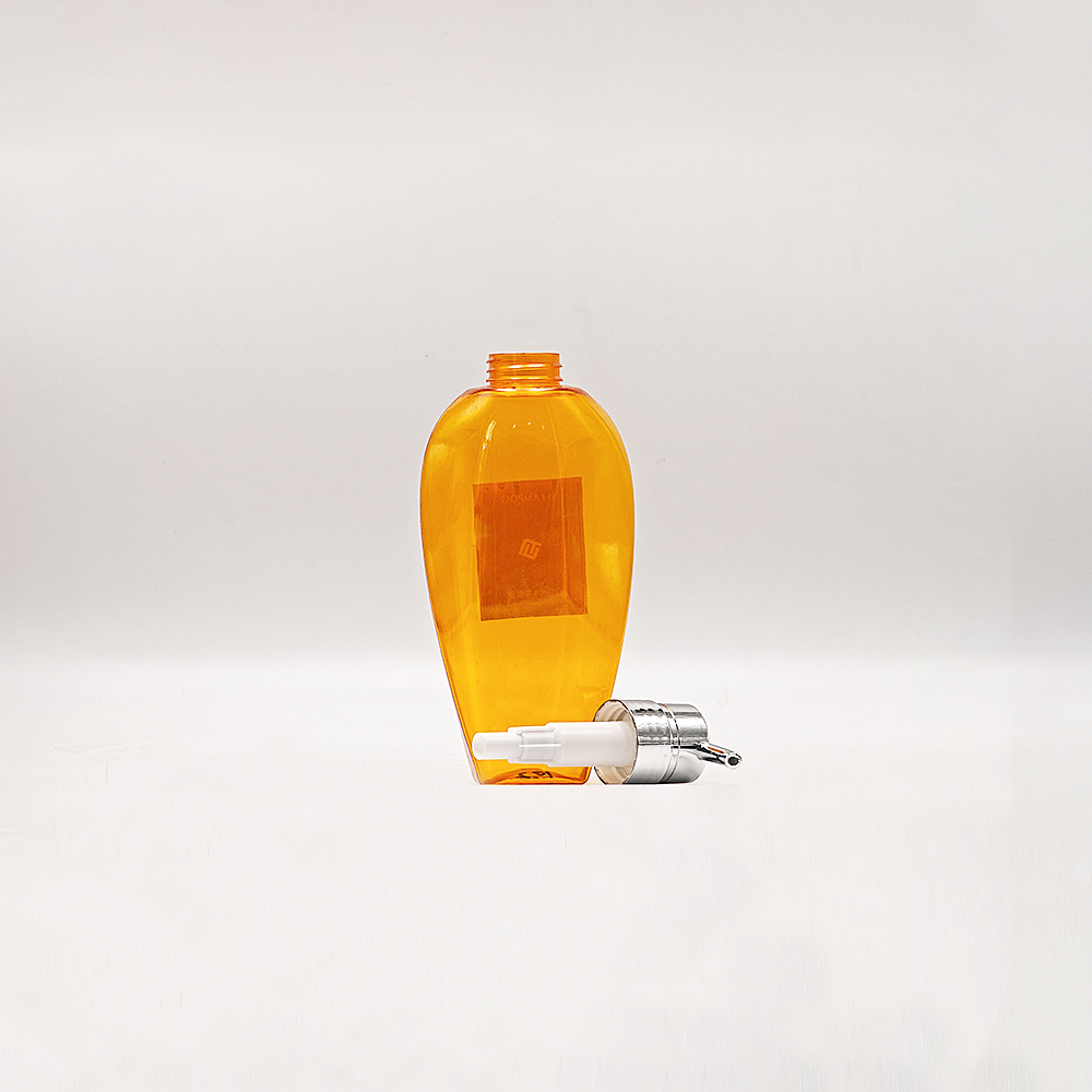 Elegant Curved Amber‑Yellow PET Bottle, Silver Pump Dispenser for Shampoo & Shower Gel - Imagen 2
